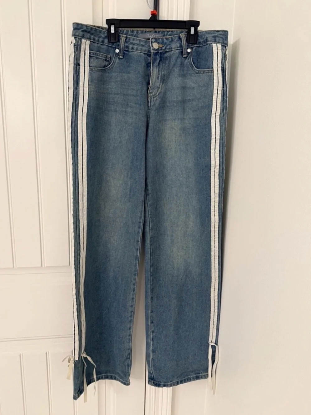 Mid-Rise Wide-Leg Jeans with White Side Stripes - Picture 2 of 4